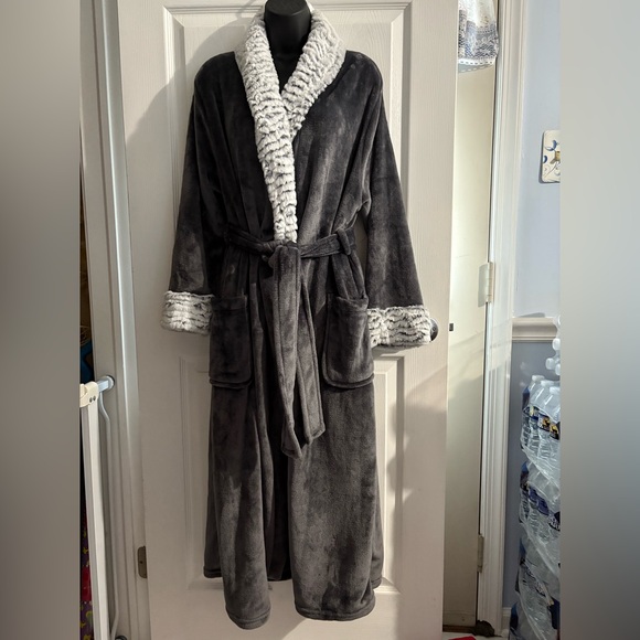 NWOT Carole Hochman women’s gray, long plush wrap robe, Size Large - Picture 2 of 15